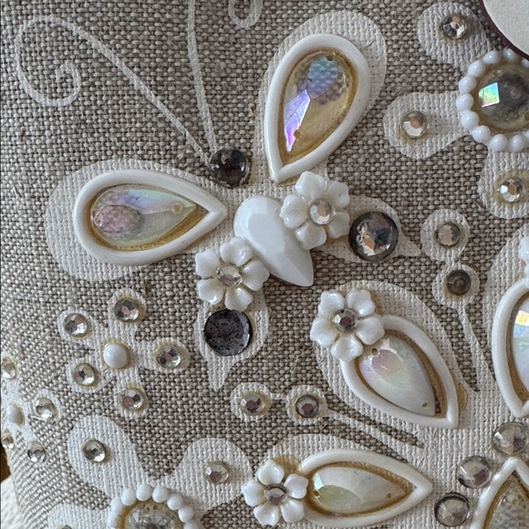 Enid Collin’s “Humdinger” Tote Bag in Cream and White - Picture 4 of 12